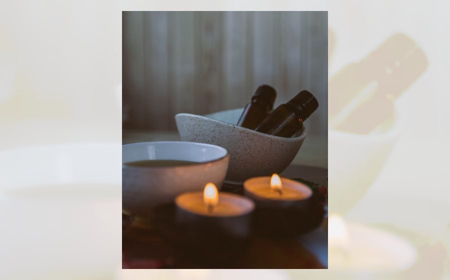 Aceites esenciales y velas para ritual de aromaterapia relajante