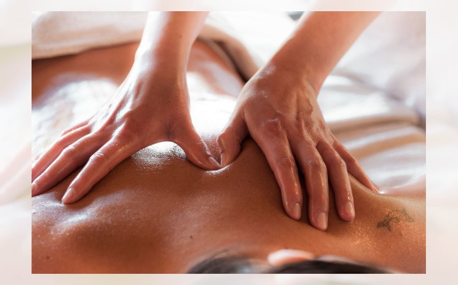 Masaje relajante con aceite realizado en una cabina de spa