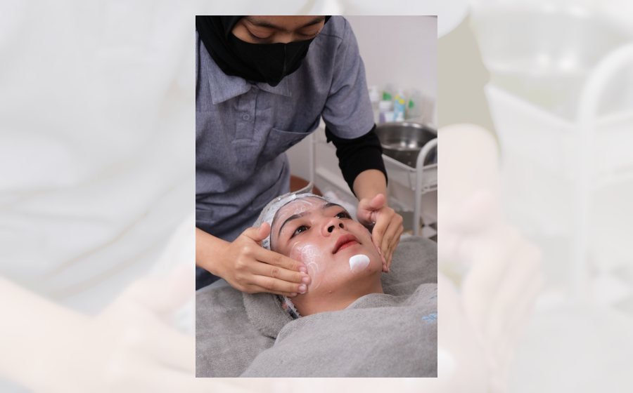 Profesional aplicando tratamiento facial a una clienta