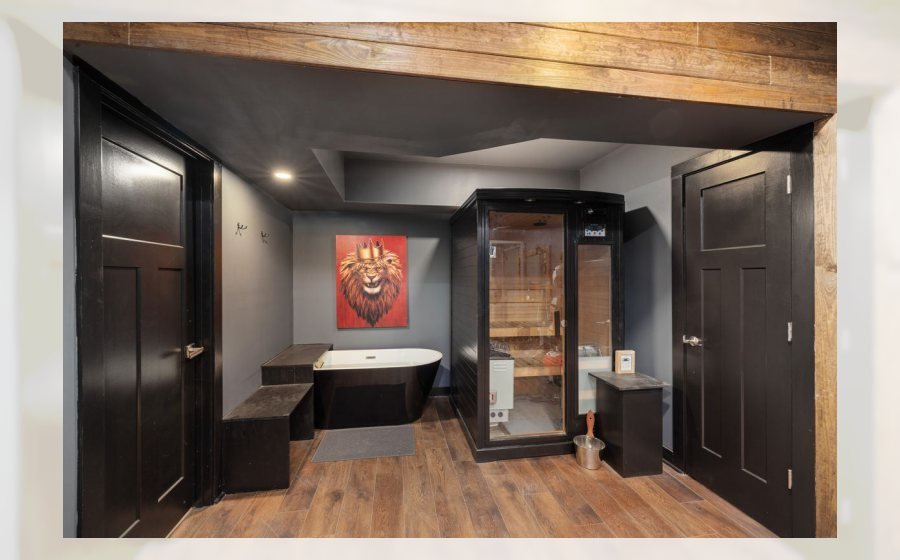Sauna moderna y banera de hidroterapia en ambiente de spa