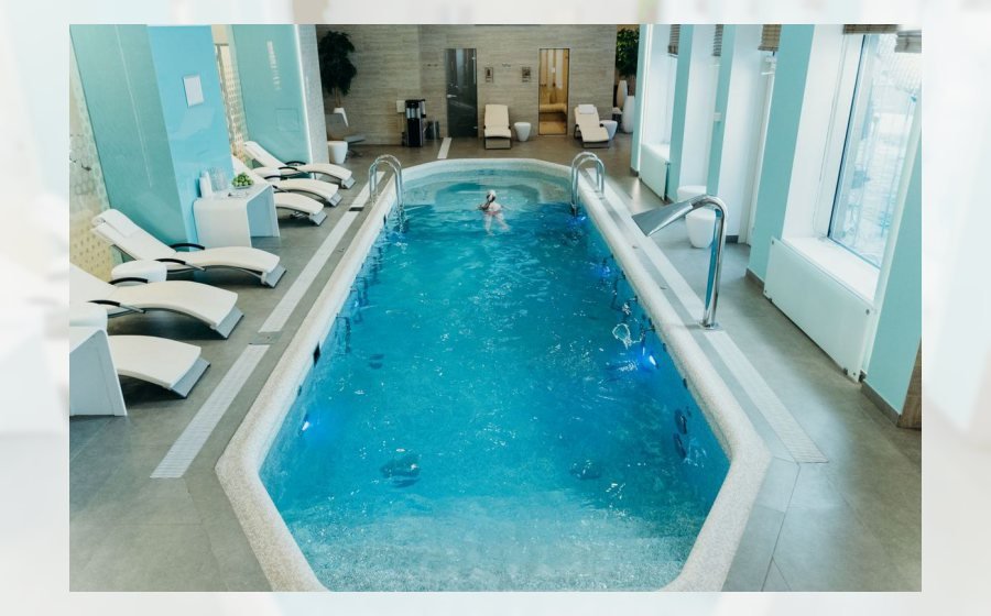 Piscina interior con hidromasaje y reposeras para circuito spa